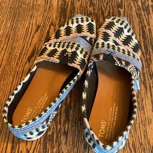 Size 7.5 Toms classic canvas loafers
